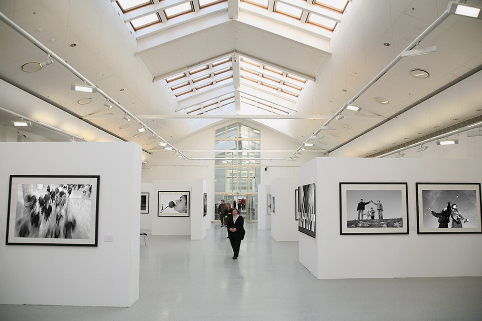 Interno luminoso di una galleria contemporanea.